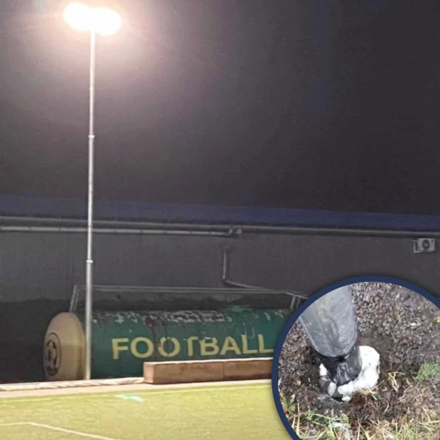 Zastosowanie masy Quikset w montażu latarni stadionowej.webp